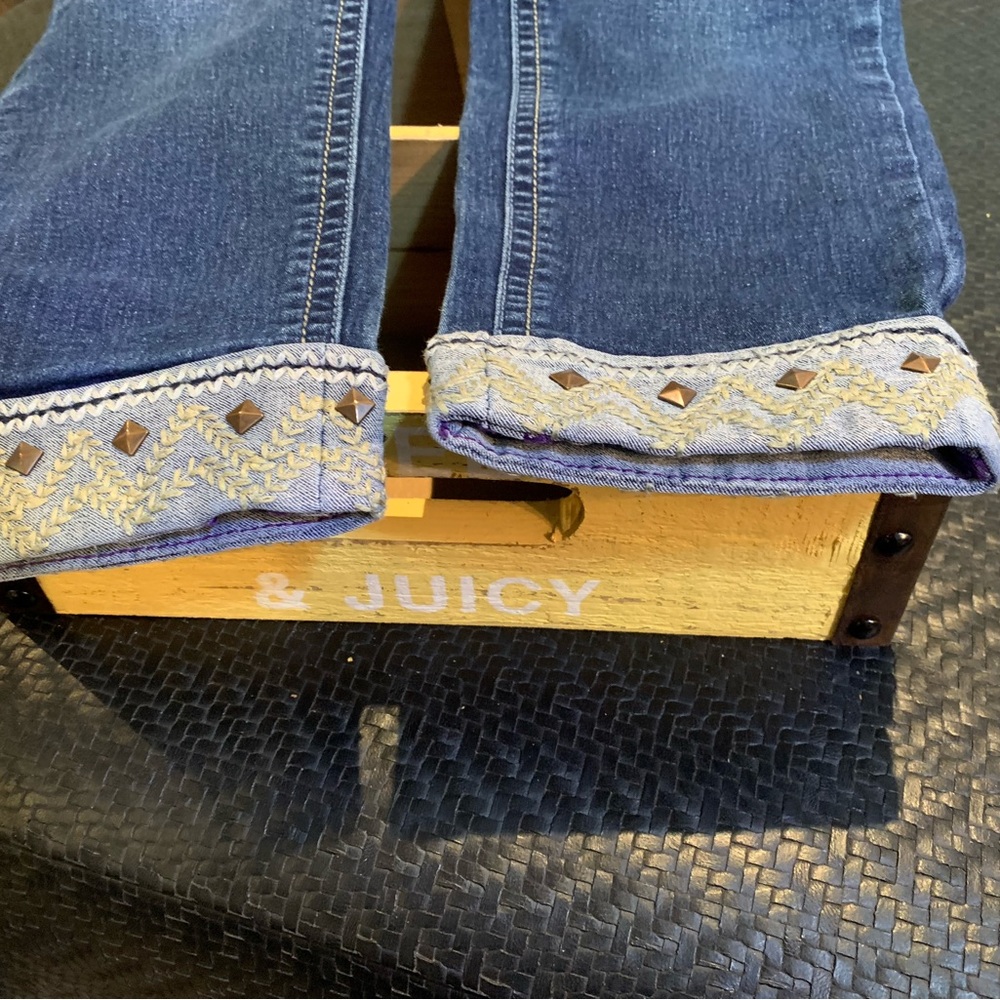 Hydraulic embroidered with rivet crop jeans